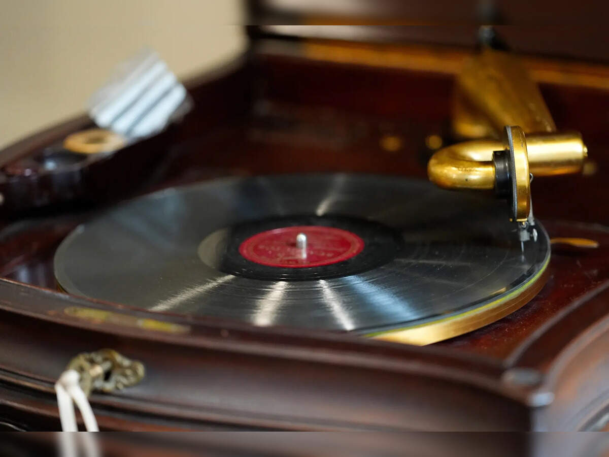 AI music companies Suno and Udio are facing legal challenges from major record labels over copyright infringement.  These startups are now seeking to collaborate with the music industry.  While some artists fear job displacement, others see potential in AI as…