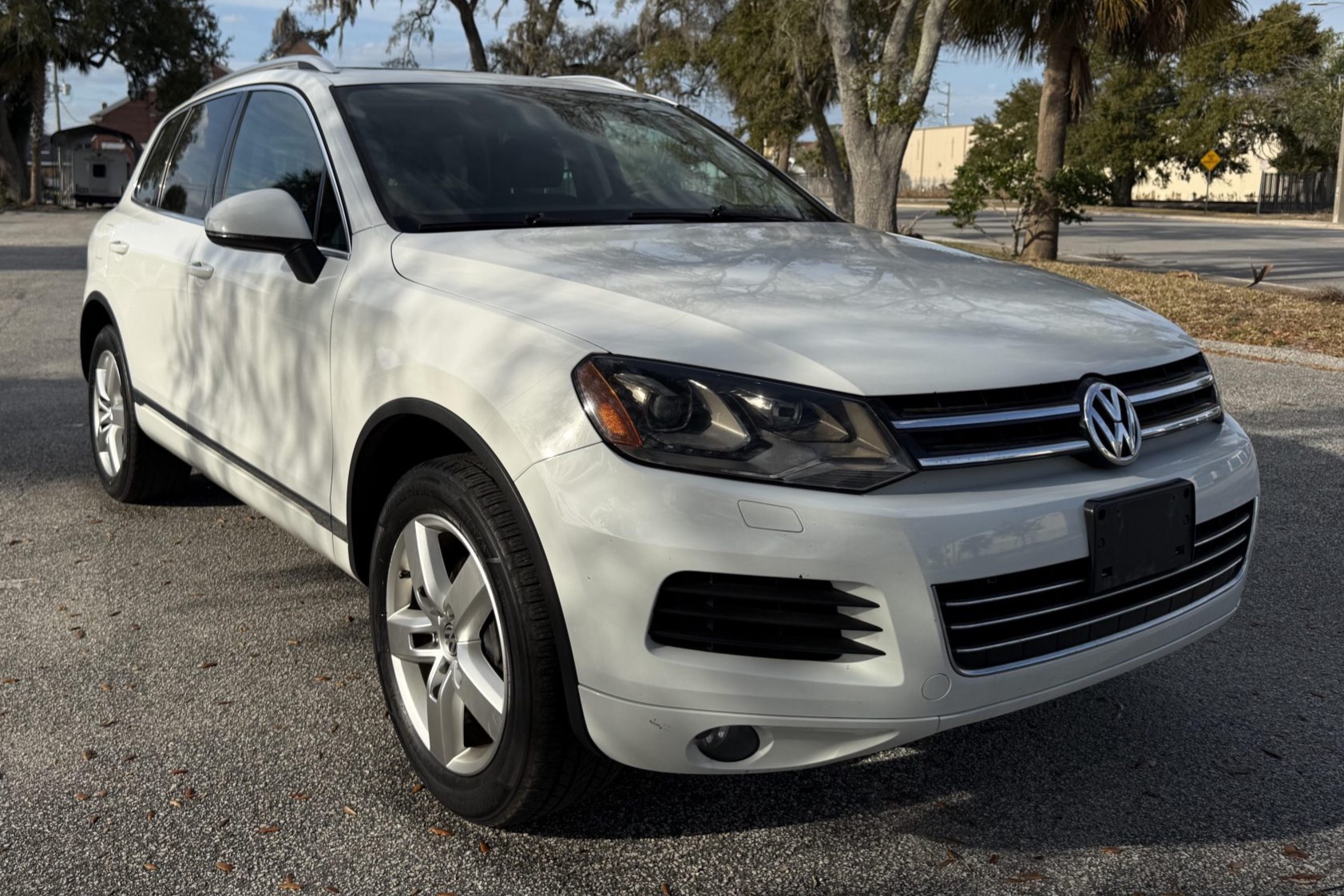 This 2013 Volkswagen Touareg Lux TDI has spent much of its time registered in Colorado and has 105k miles. It is finished in Pure White over Saddle Brown Vienna leather and is powered by a 3.0-liter turbodiesel V6 that drives all four wheels through an eight-…
