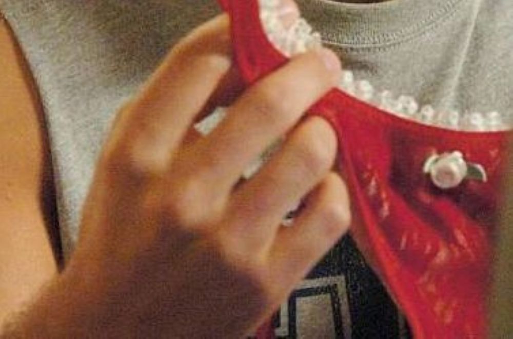 JEMPOL: Police are looking for a man captured on CCTV stealing a piece of women's underwear from a house in Bahau near here. Read full story