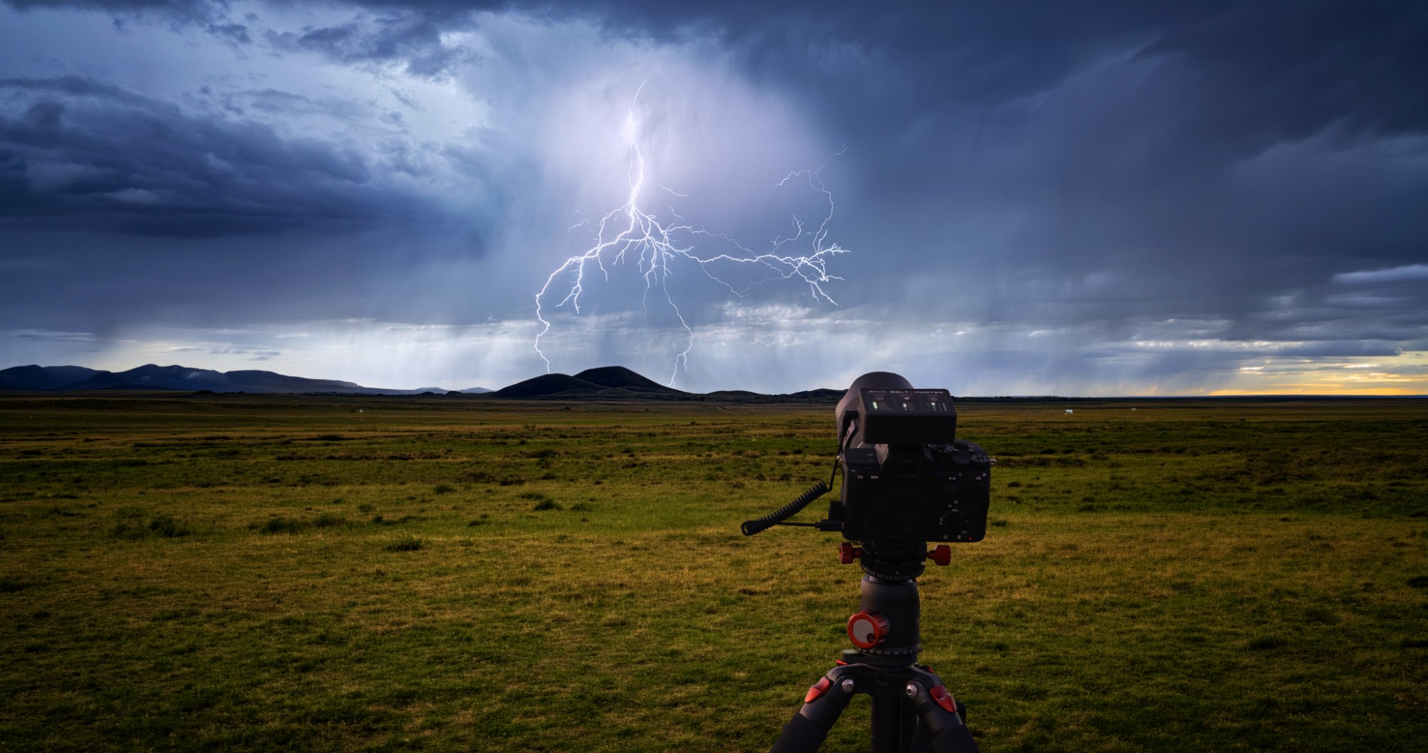 You might have the fastest fingers in your photography circle, but if there's one thing every photographer struggles with capturing, it's photos of lightning. Aiming to simplify this challenge for you is the new Bolt Hunter trigger by photographer Jeff Boyce.