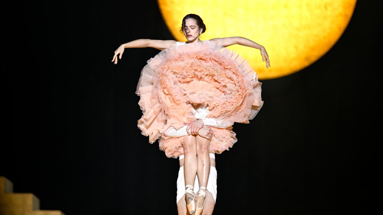 The pop star debuted live versions of the LP’s tracks and broke out several Motomami singles