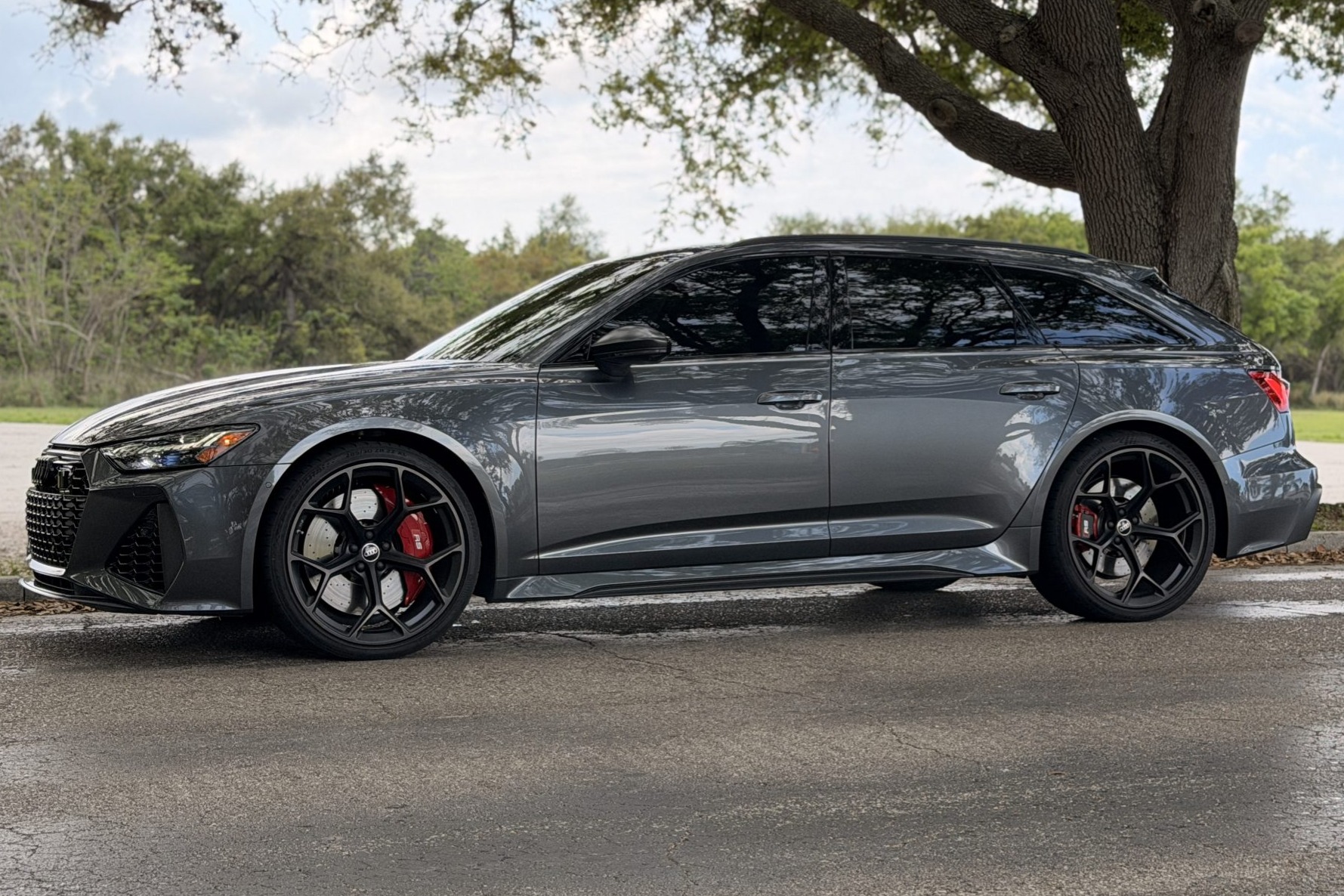 This 2024 Audi RS6 Avant Performance has 8k miles and is powered by a twin-turbocharged 4.0L mild-hybrid V8 linked with an eight-speed automatic transaxle and Quattro all-wheel drive. Finished in Daytona Gray Pearl Effect&nbsp;over black leather, the car is equipp…