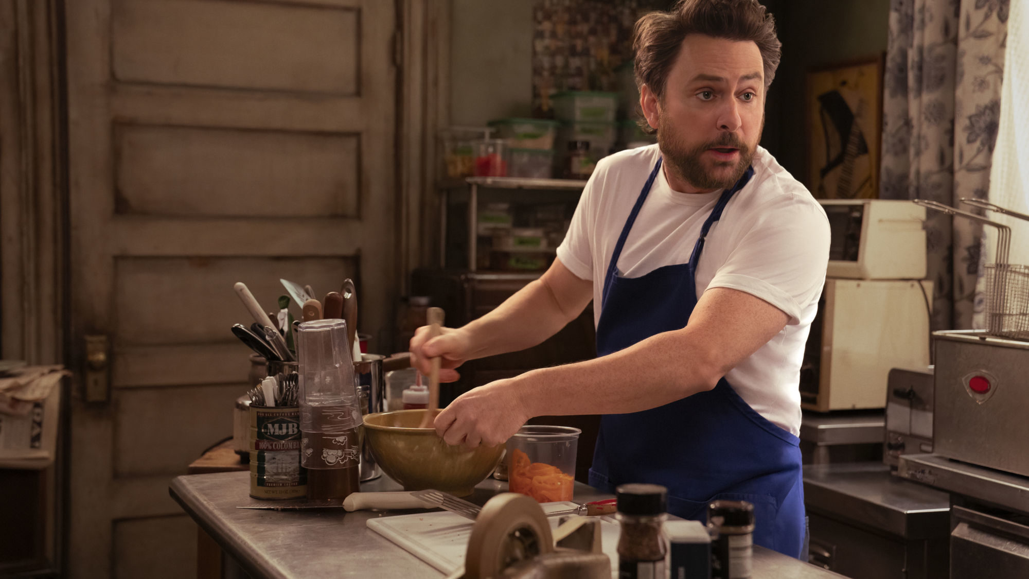 As production on the 18th season of FXX's Rob Mac,&nbsp;Charlie Day, Glenn Howerton, Kaitlin Olson, and&nbsp;Danny DeVito-starring It's Always Sunny in Philadelphia, we've been treated to another wonderful reminder that the cast is always kind enough to drop updates an…