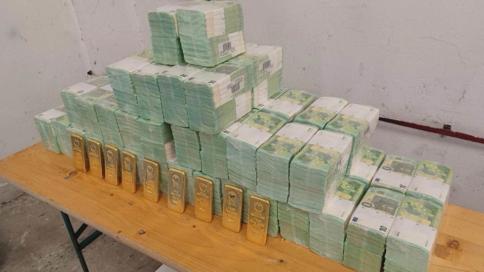 Hungary has impounded Ukrainian trucks carrying tens of millions of dollars in a money laundering probe Read Full Article at RT.com