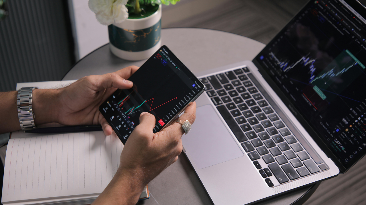 Key highlights: Byreal CLI enables AI agent trading, farming on Solana DEX Copy Farmer auto-replicates top LP strategies with risk preview Agent skills include pool analysis, swaps, CLMM management Byreal unveiled its first AI agent skillset Tuesday, launchin…