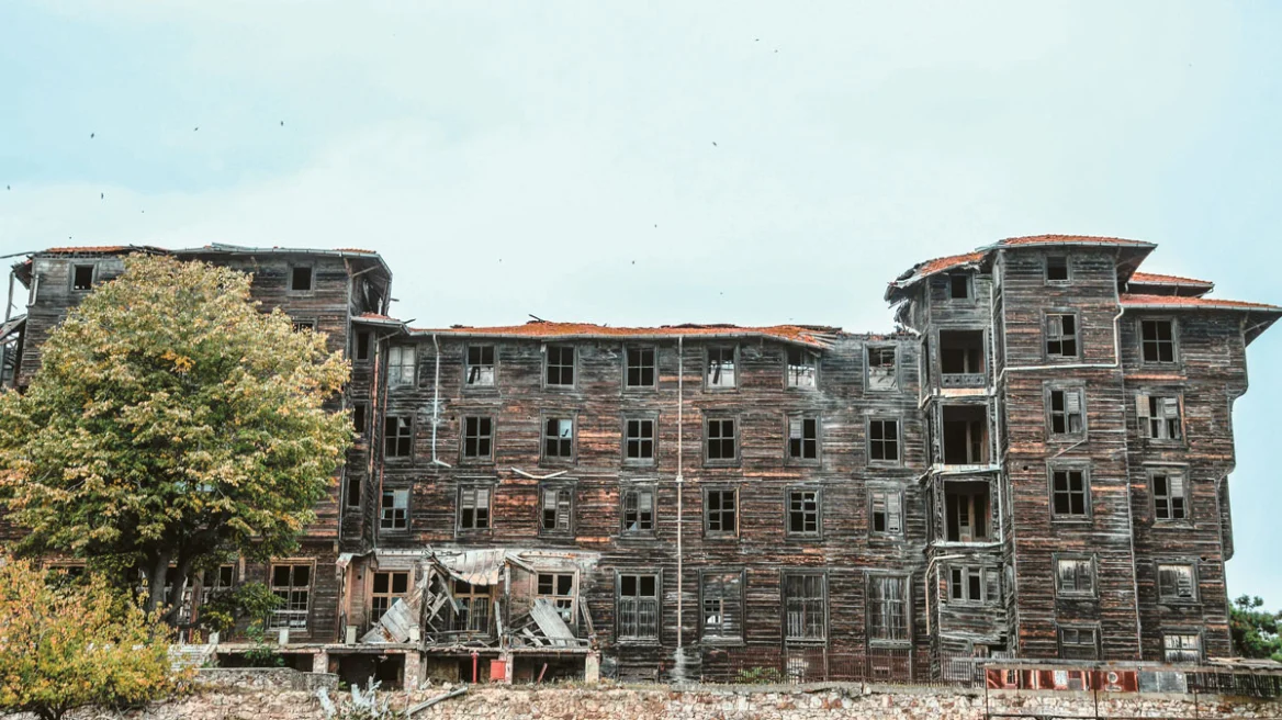 The world’s largest wooden monument building seeks a second life – Its legendary history and plans for tourism use – How the Ecumenical Patriarchate managed to regain ownership from the Turkish state
The post Hopes for saving the Greek-Orthodox Orphanage on P…