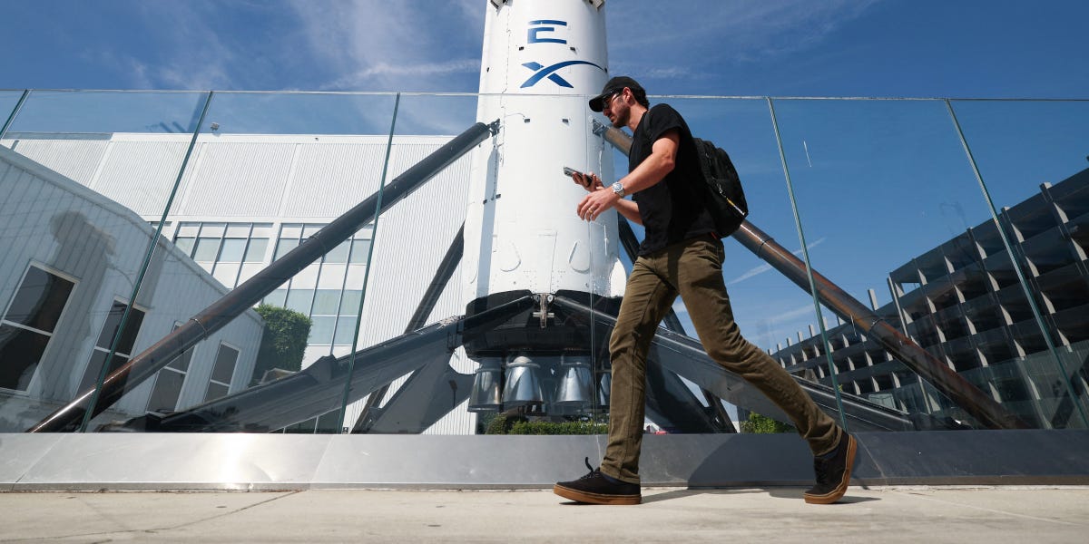 A lawsuit over a disputed stake in SpaceX shares could help determine how billions of dollars in private-market gains are divvied up before an IPO.