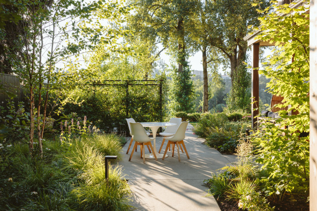 Perched on a bluff high above Oregon’s Willamette River, this landscape for a new home invites meandering, playing, exploring and taking in the view. Working closely with the homeowners and architect, landscape designer Glenn Nardelli created a series of outd…