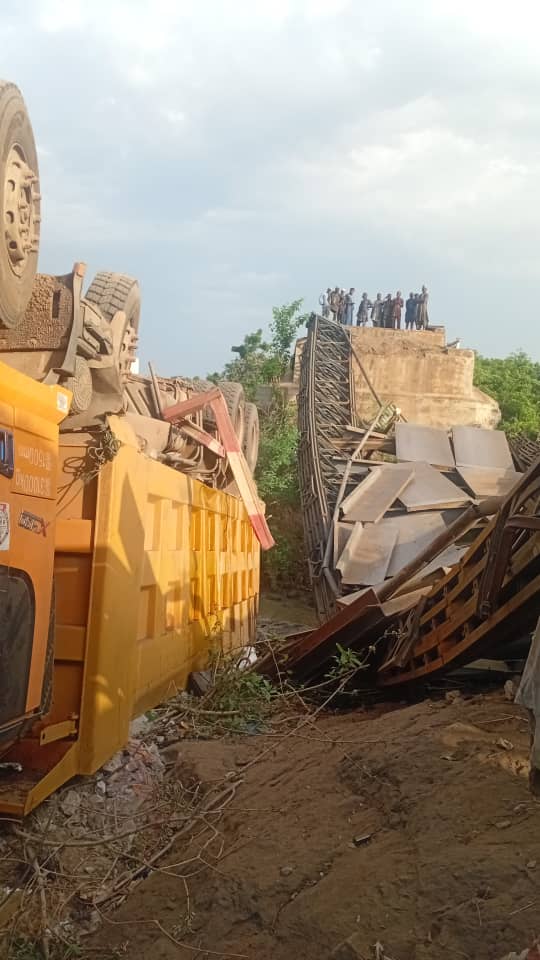 The Moro Bridge linking parts of Kwara State to neighbouring Oyo State has collapsed after a heavy-duty truck caved in the structure while crossing on Wednesday night.
The post Kwara-Oyo bridge collapse disrupts traffic, injures several commuters appeared fir…