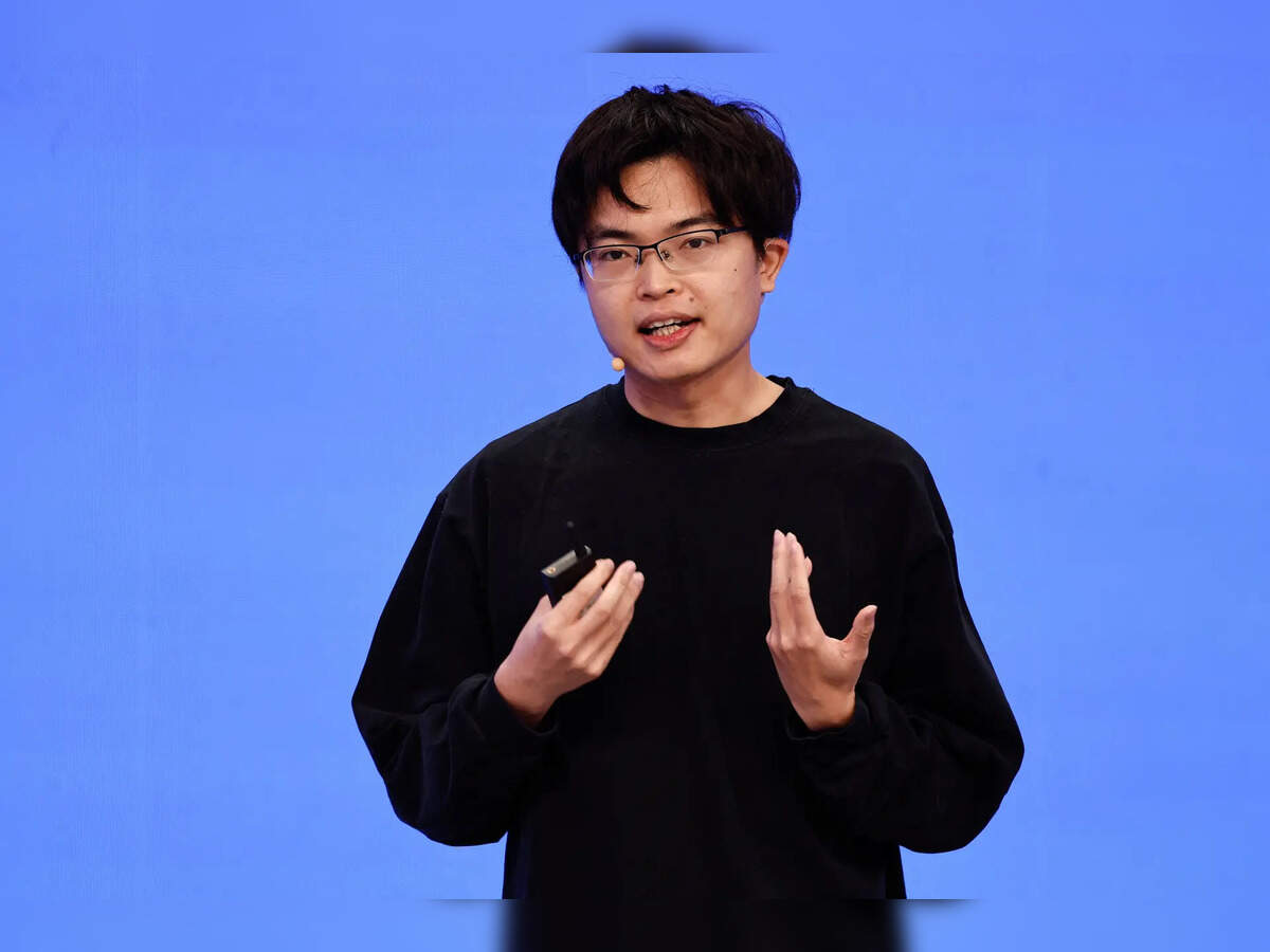 Moonshot AI has secured approximately $2 billion in its latest funding round, propelling its valuation to over $20 billion. This significant investment, led by Meituan's venture arm, highlights strong investor confidence in Chinese AI startups challenging Sil…